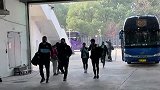 苏宁易购抵达赛场  众将步伐轻盈奥帅沉稳吴曦显自信