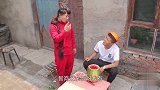 小伙出难题用超长筷子吃西瓜，美女的做法太机智了