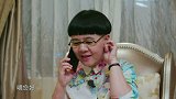 金龟子比鞠萍只小一岁，鞠萍早已穿起奶奶装，她的打扮依然像孩子