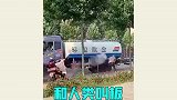 洒水车迷惑瞬间，不怕路上行人多，就怕碰见洒水车