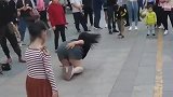 户外遇到的美女，为了直播也是够拼的，这么冷的天还在地上直播