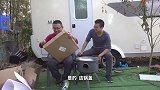 嫌房价高小哥房车深山安家，网上买来柴火灶铁锅先用猪皮擦