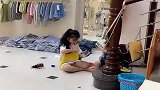 自从姐姐回家后，弟弟吃饭再也不喂了，真是太搞笑了