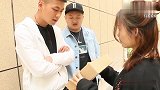 聋哑人街头骗人，男子一眼就识破，真厉害
