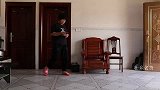 农村小伙在外打工漂泊八年很少回家，只为早日赚够娶媳妇的彩礼钱