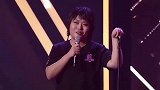 李雪琴拍《男人装》杂志大片 长发飘飘印花睡衣表现大胆