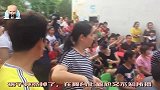 2岁娃走秀表演到一半，裤子突然掉了，下一秒台下家长老师都乐了