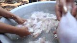 柬埔寨农村三姐妹，弄来一盘鸡腿，看看是怎么烹饪的，吃得真馋人