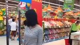 女子在超市挑战中奖活动让人围观