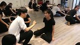 我不要工资，不包吃不包住也干，我就想工作