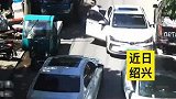 男子下车挪车，结局万万没想到