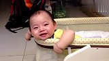 8个月的萌宝宝超爱看电视,身在摇篮里也要努力探头出来看！