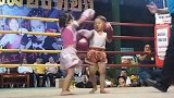 儿童泰拳比赛 小姑娘不到一回合直接把小男孩给打哭了