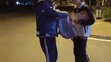 爸爸骑车50公里给中学的女儿送来红烧肉