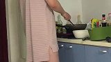 老公穿妻子衣服下厨