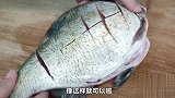 煎鱼时，一定记得不要直接下锅，简单2步，鱼皮不破不粘锅