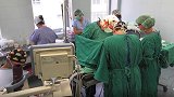 男子先天没睾丸接受移植 双胞胎兄捐一颗助生子引争议