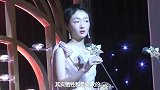 周冬雨为人太好，工作室小姑娘陪她一起剃头，演员就该这样敬业