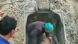 修路工人用挖掘机搭起一条爱心之路