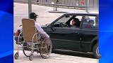 国外恶搞坏老头假装残疾人坐轮椅讨钱，主动败露遭追打！