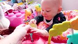 姐姐抢娃娃，宝宝只知道喝水，这是有多渴呀！