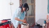 情侣两人去逛街，苹果妹一直叫阿龙看美女，阿龙都不好意思了
