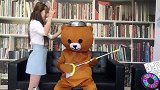 网红熊和小姐姐表演节目，演着演着网红熊却罢工了