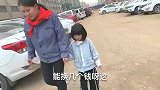 丈夫打工五年成亿万富翁，回家看见破衣烂衫妻子抱女儿乞讨，解气