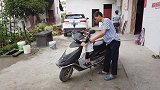 女婿带岳父去收地笼，收到5条黄颡鱼，小宝抓着大鲫鱼爱不释手