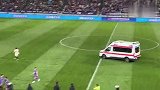 实拍斯帕吉奇角球争顶中受伤 救护车迅速进场