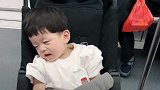 萌娃坐在婴儿车里，样子十分的可爱