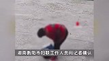 湖南一奶奶狂扇亲孙子耳光，踹翻后抱起往地上摔？妇联：正在跟进