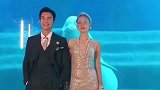 白鲸：哟～拍婚纱照呢！来，哥给你见证最美好的时刻！