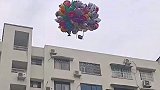卖气球爷爷的钱包被气球带飞老人一路狂奔追赶