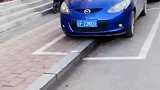辽宁丹东一路边现“别致”停车位：停车线横跨马路与台阶
