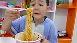 儿童趣味游戏：妈妈扮演小恐龙偷吃方便面！