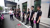 伴郎们都对新郎说祝福语，但是第四个伴郎为什么不按常理出牌