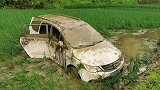 司机揉眼致轿车失控冲进稻田 路人相助救出3泥人
