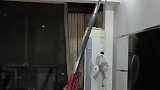 男子操纵着重型吊车，将风扇的位置进行调整
