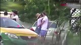 37岁白百何晒与异性合照，妆容精致坐姿霸气，脚上国产鞋仅七十