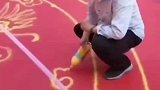 男子用玉米在地毯直接作画，用完收拾回家喂猪喂鸡