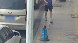 休假民警回家路上，不经意地往马路对面看了看，立马呼叫人