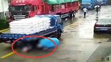 悲剧！2女子撑伞埋头行走 遭货车撞倒被卷车底