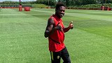 终于开搞了！一探曼联训练场究竟 传跑练习玩的飞起