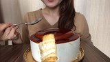 小姐姐吃镜面焦糖布丁蛋糕，软绵绵的咀嚼音特别治愈
