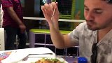 妹妹被埋在了海洋池里，和爸妈快乐的吃饭吧，太开心了！