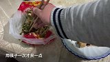把筷子或勺子绑在燕尾夹上，夹东西很方便，简单又好用，太棒了