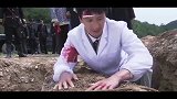美女没死却险些被活埋，最终竟是一个闹钟救了她！