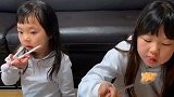 妹妹的表情再说姐姐好像没吃过饭一个贪玩的一个能吃的