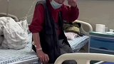 老人独自住院无人照顾，用塑料袋当鞋裹着脚走路